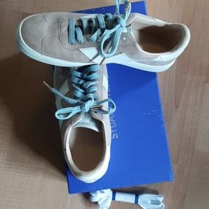 Stuart Weitzman Tan 'Darryl' Sneakers